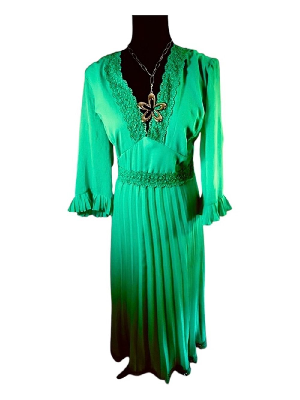 Curve Lace Trim Pleated Midi Dress - Picture 8 of 9